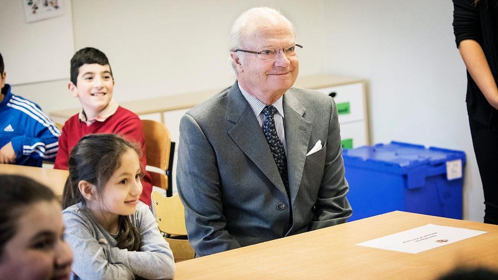 Kaarle Kustaa koulunpenkillä Karsbyn koulussa 22. maaliskuuta 2017.