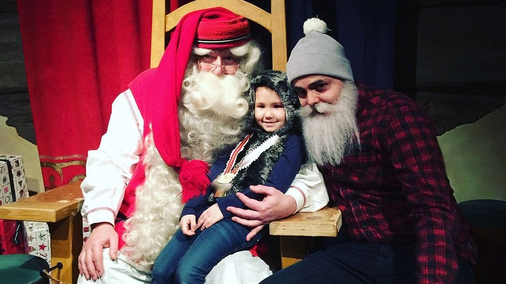 Kia pääsi kuin pääsikin joulupukin syliin.