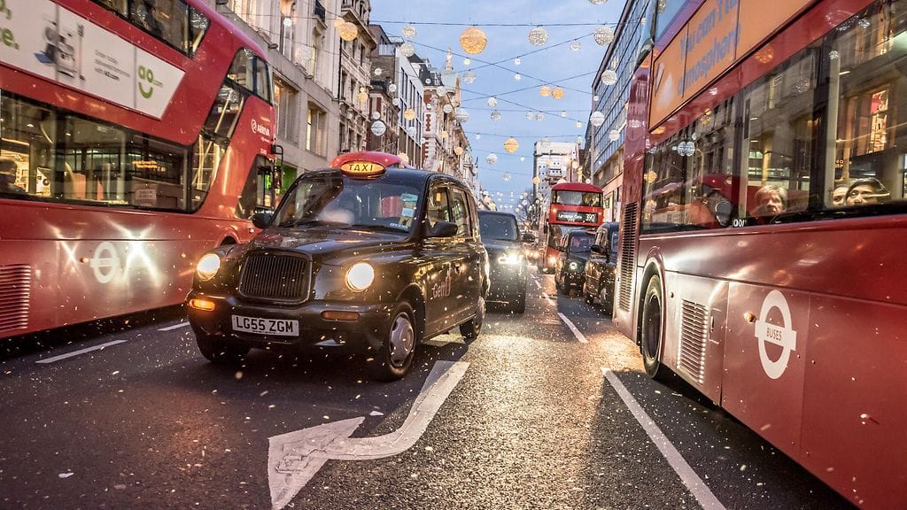 Lontoon mustat taksit tunnetaan punaisten kaksikerrosbussien ohella ympäri maailman.