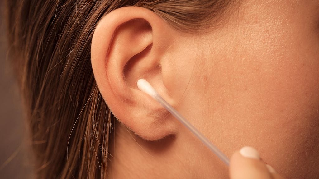 Vanupuikkoja ei saisi ikinä työntää korvakäytävään.