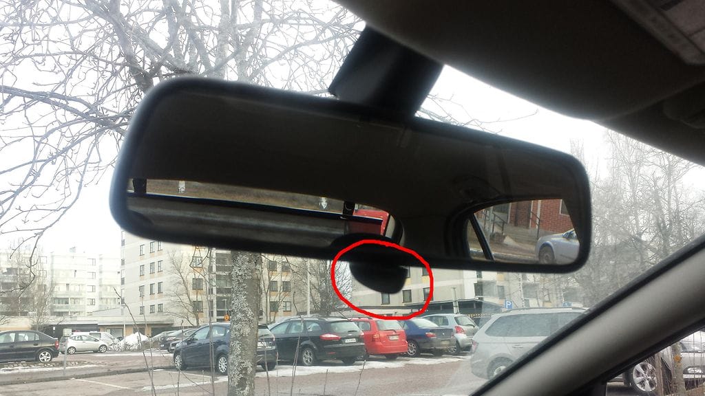 Punaisella ympyröityä vipua kääntämällä saa vaihdettua peilin asentoa normaalitilan ja hämärätilan välillä. Mikäli vipua ei ole, kokeile löytyykö peilin pohjasta nappi.