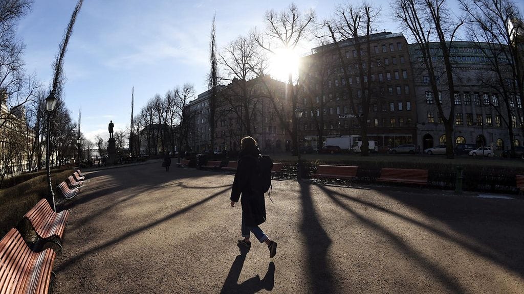 Jalankulkija aurinkoisena kevätpäiväntasauspäivänä Esplanadin puistossa Helsingissä maanantaina 20. maaliskuuta 2017.