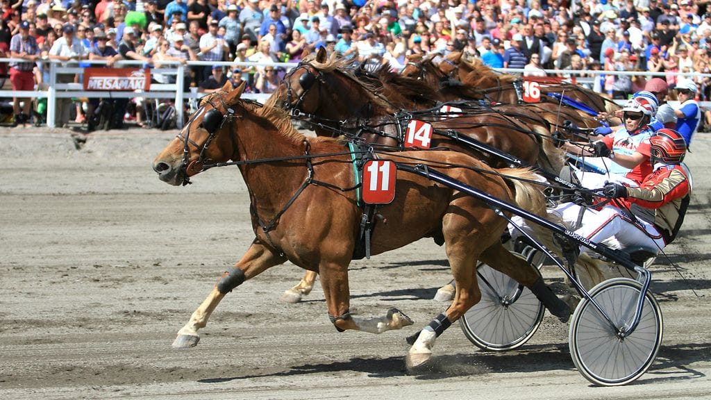 Hissun Aarre lähtee Tuomas Pakkasen kanssa voittojahtiin 20 metrin takamatkalta.