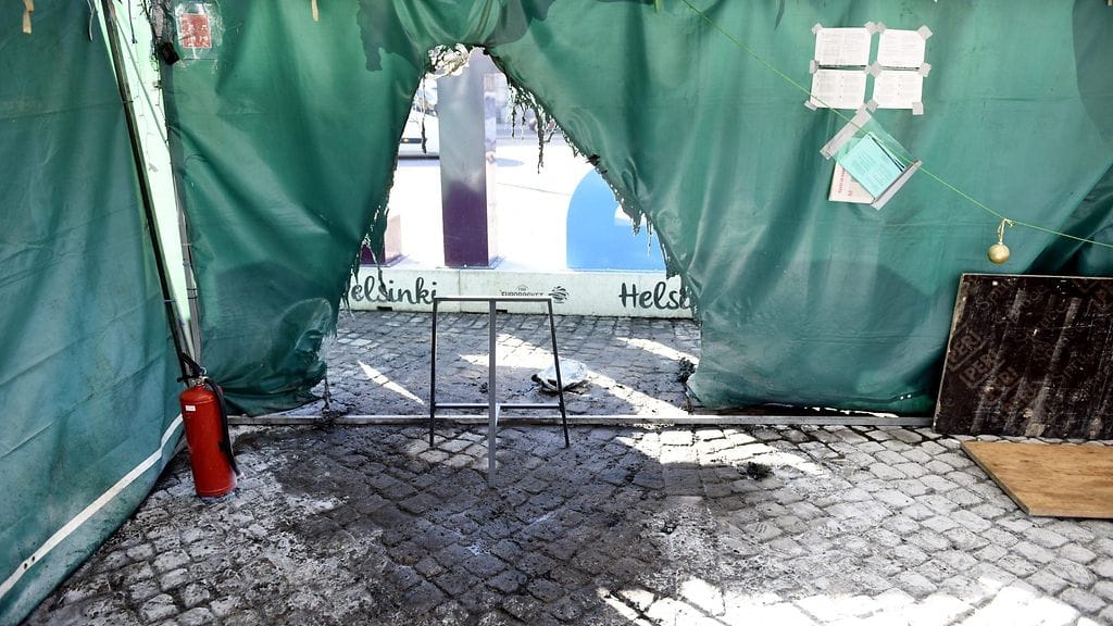 Mieltään osoittavien turvapaikanhakijoiden teltta yritettiin polttaa varhain perjantaiaamuna  Helsingin Rautatientorilla  24. maaliskuuta 2017.