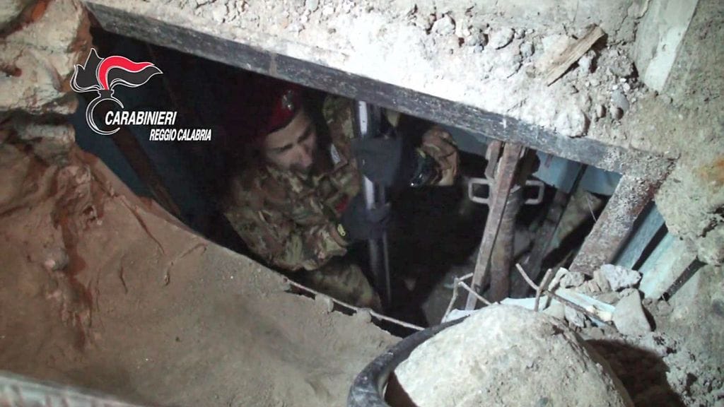 Santo Vottari piileskeli taloonsa rakennetussa maakuopassa.