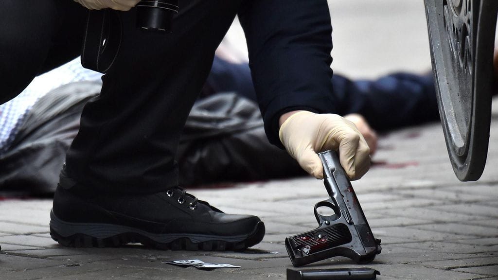 Poliisi takavarikoi aseen Denis Voronenkovin kuolinpaikalta Kiovassa