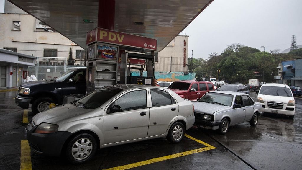 Venezuelassa on pula lähes kaikesta. Tässä kuvassa ihmiset jonottavat polttoainetta asemalta, koska maassa pelätään laajaa polttoainepulaa. Kuva otettu 24.3.2017.