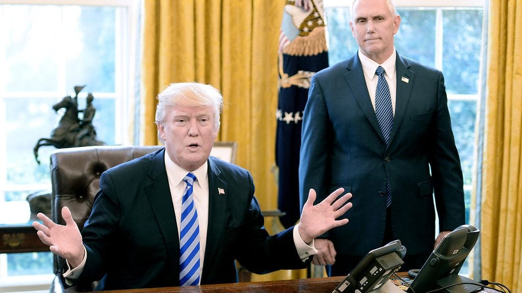 Yhdysvaltain presidentti Donald Trump ja varapresidentti Mike Pence Valkoisessa talossa.