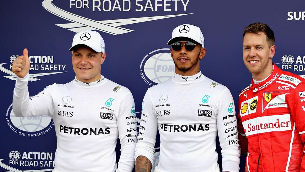 Kärkikolmikko Valtteri Bottas (vas.), Lewis Hamilton ja Sebastian Vettel aika-ajon jälkeen.