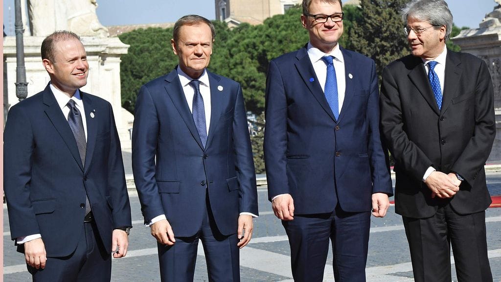 Maltan pääministeri Joseph Muscat, Eurooppa-neuvoston puheenjohtaja Donald Tusk, Suomen pääministeri Juha Sipilä ja Italian pääministeri Paolo Gentiloni poseerasivat Roomassa EU:n 60-vuotisjuhlapäivänä.
