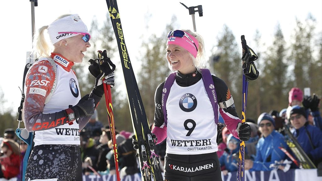 Kaisa Mäkäräinen ja Mari Laukkanen vaihtoivat kuulumisia kisan jälkeen.