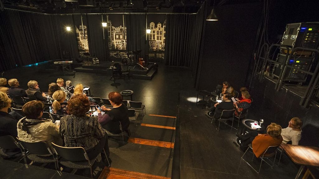 Oulun kaupunginteatterin Pikisali, jossa toimii bistroravintola teatterin Rakastaa -esitysten aikana. Yleisöä katsomossa ennen illan esitystä, kuvattu Oulussa 22. maaliskuuta 2017. Ravintolatoiminnan laajentaminen tuo taidelaitoksille ja -yrityksille lisätuloja.