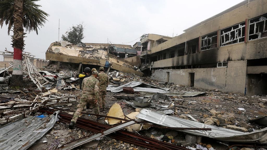 Irakilaiset sotilaat tutkivat tuhottua raeknnusta Länsi-Mosulissa 23.3.2017.