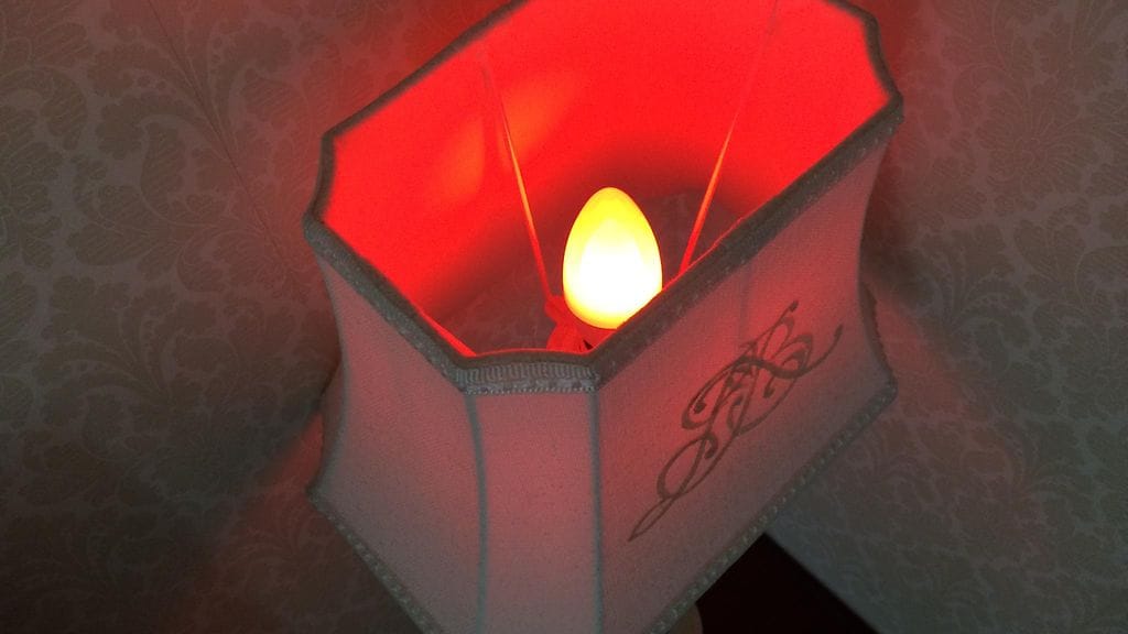 E14-kantainen lamppu on kaivattu lisä Philipsin Hue-älyvalojärjestelmään. Nyt järjestelmän ominaisuudet ovat laajennettavissa mm. monenlaisiin pöytä- ja kattovalaisimiin.