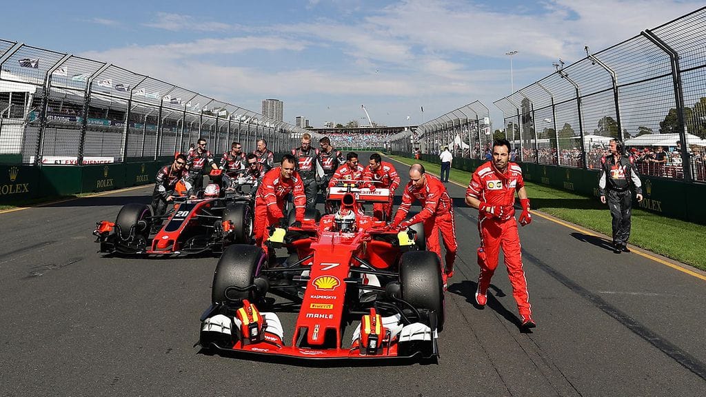 Kimi Räikkönen matkalla kohti lähtöruudukkoa