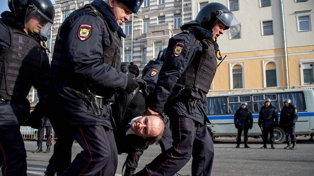 Poliisit pidättivät miehen Moskovassa järjestetyssä korruption vastaisessa mielenosoituksessa Venäjällä 26. maaliskuuta 2017.