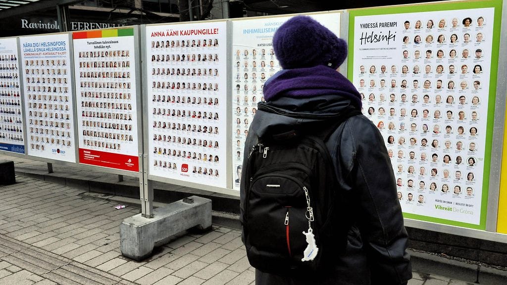 Kuvituskuvassa äänestäjä katselee kuntavaalien ulkomainosjulisteita Helsingin Kampissa keskiviikkona 22. maaliskuuta 2017.