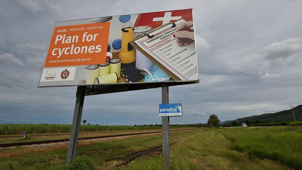 Syklonista varoittava kyltti Townsvillen kaupungin ulkopuolella Queenslandin pohjoisosassa Australiassa maanantaina 27. maaliskuuta 2017.
