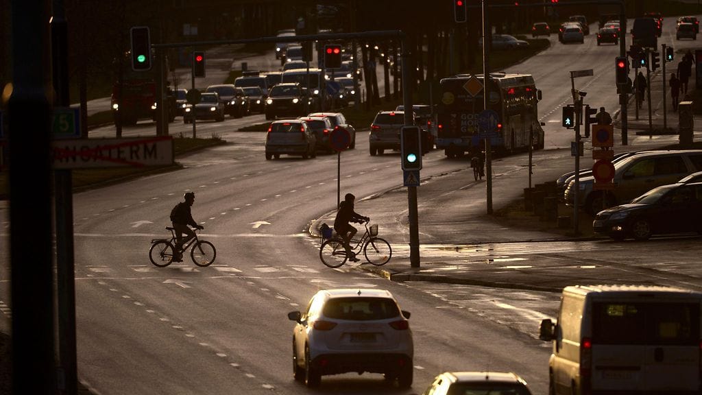 Poliisille ilmoitettiin kahdesta hitaasti ajavasta Sörnäisten rantatieltä Helsingistä.