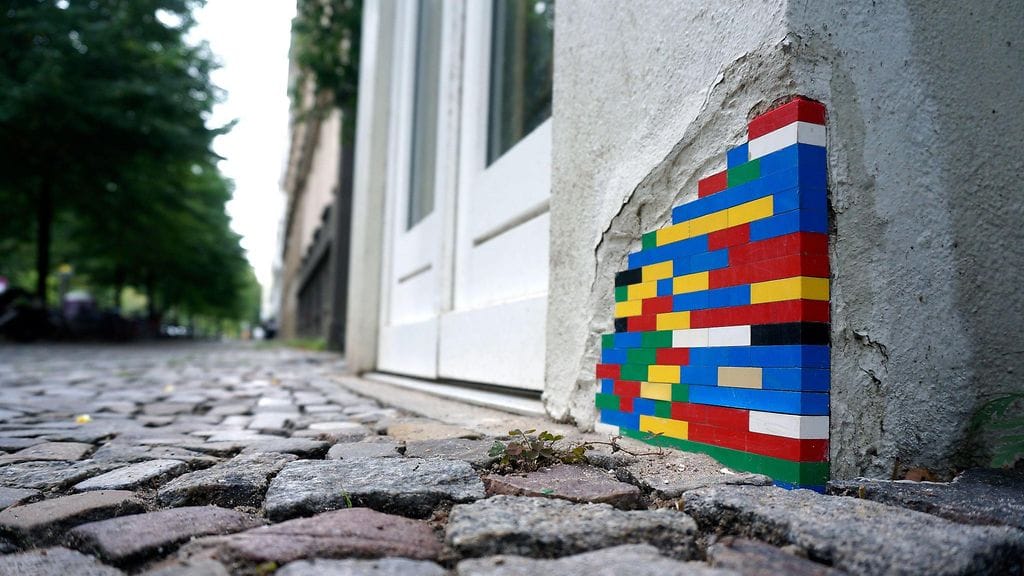 Legoaiheista katutaidetta saksalaisella kadulla.