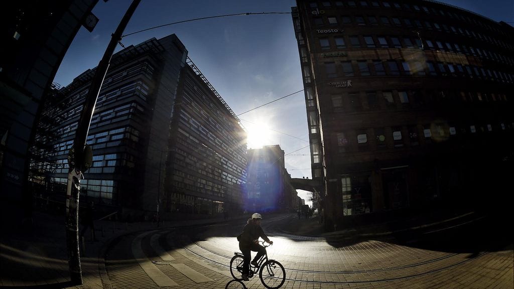 Pyöräilijä liikenteessä aurinkoisena kevätpäiväntasauspäivänä Helsingissä maanantaina 20. maaliskuuta 2017.