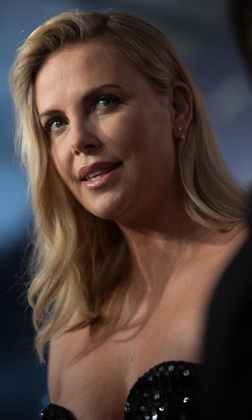 Charlize Theron 25.3.2017 Hong Kongissa 5