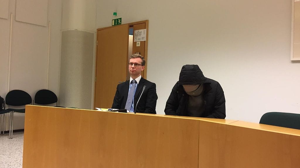 Kuva pahoinpitelyistä ja raiskauksista tuomitusta miehestä käräjäoikeudessa.
