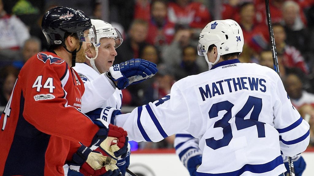 Leo Komarov ja Auston Matthews.