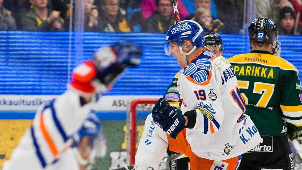 Veli-Matti Savinainen tuuletti 3-0-maaliaan.