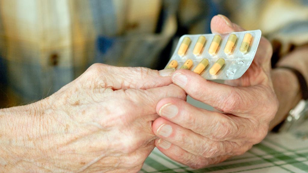 Vanhusten lääkearsenaali voi vaikuttaa kaatumisiin. Kuvituskuva.