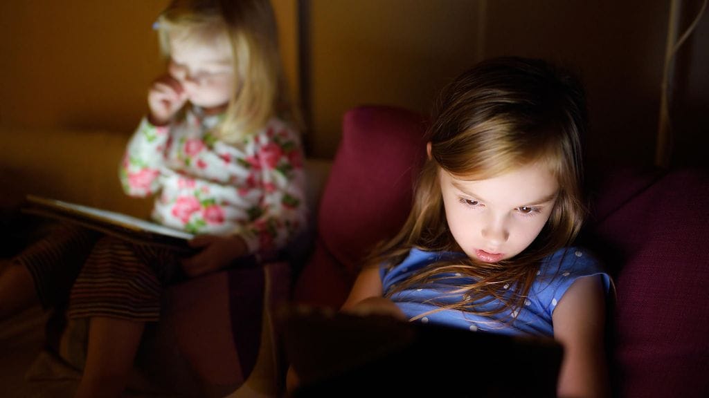 Pitkät fyysisesti passiiviset jaksot altistavat lapset lihomiselle ja diabetekselle. Kuvituskuva.