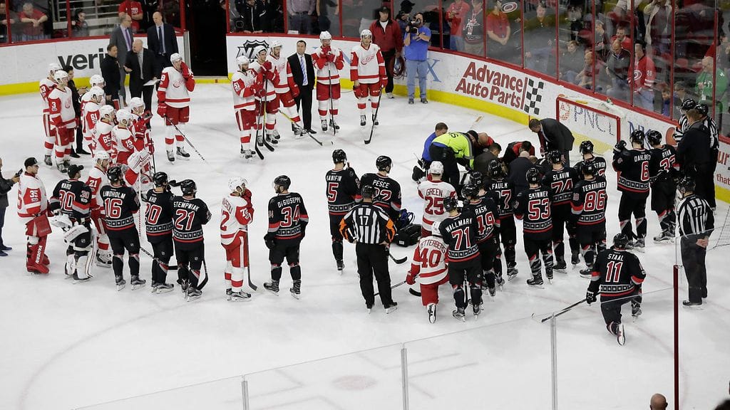 Joukkueet jäivät jäälle katsomaan, kuina Eddie Läckiä hoidettiin.