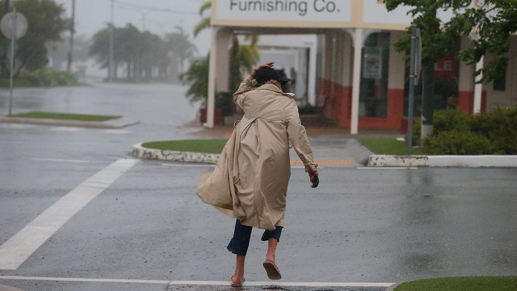 Rohkea paikallinen uhmasi tuulta ennen kuin hirmumyrsky Debbie iski koko voimallaan Boweniin Queenslandissa.