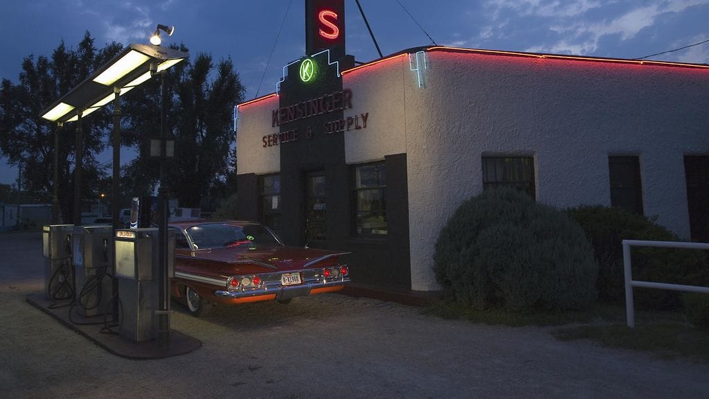 Chevy Impala huoltoasemalla.