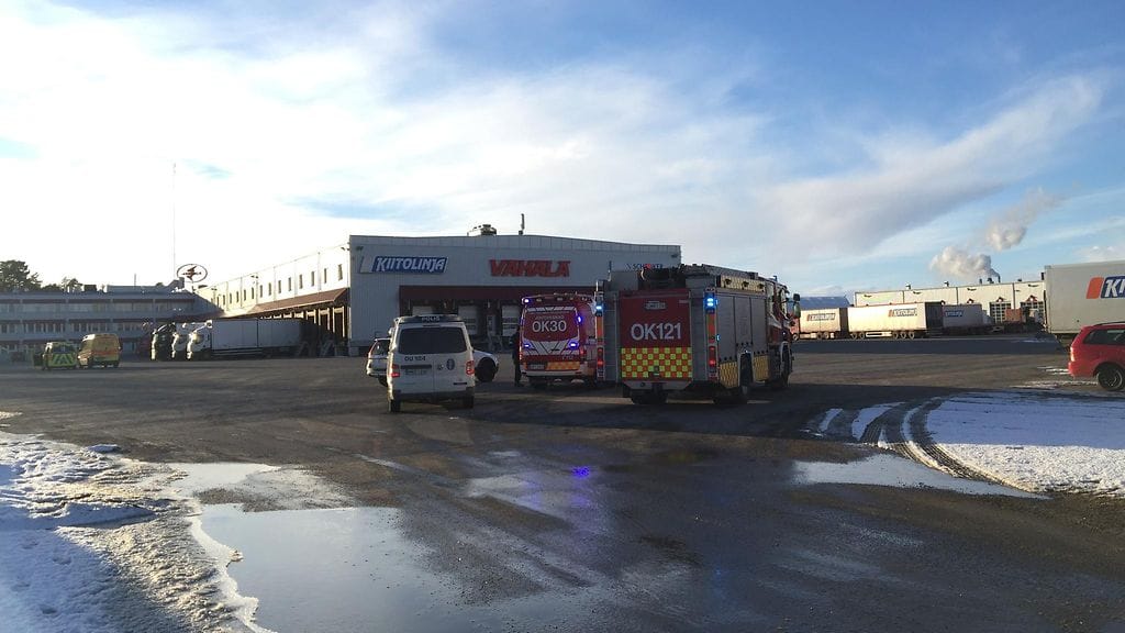 Onnettomuuspaikalle saapui poliisin ja pelastuslaitoksen yksiköitä.