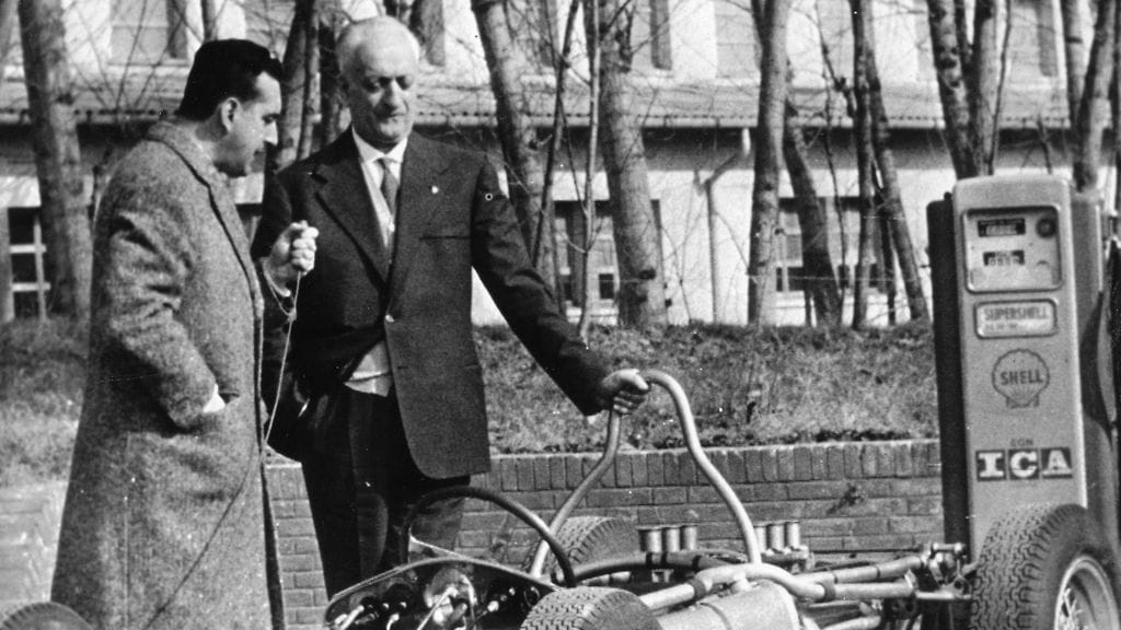 Enzo Ferrari (oik.) helmikuussa 1961.