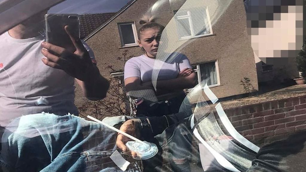 Mies löydettin lepäilemästä auton pelkääjänpaikalta. Miehen kasvot sumennettu.