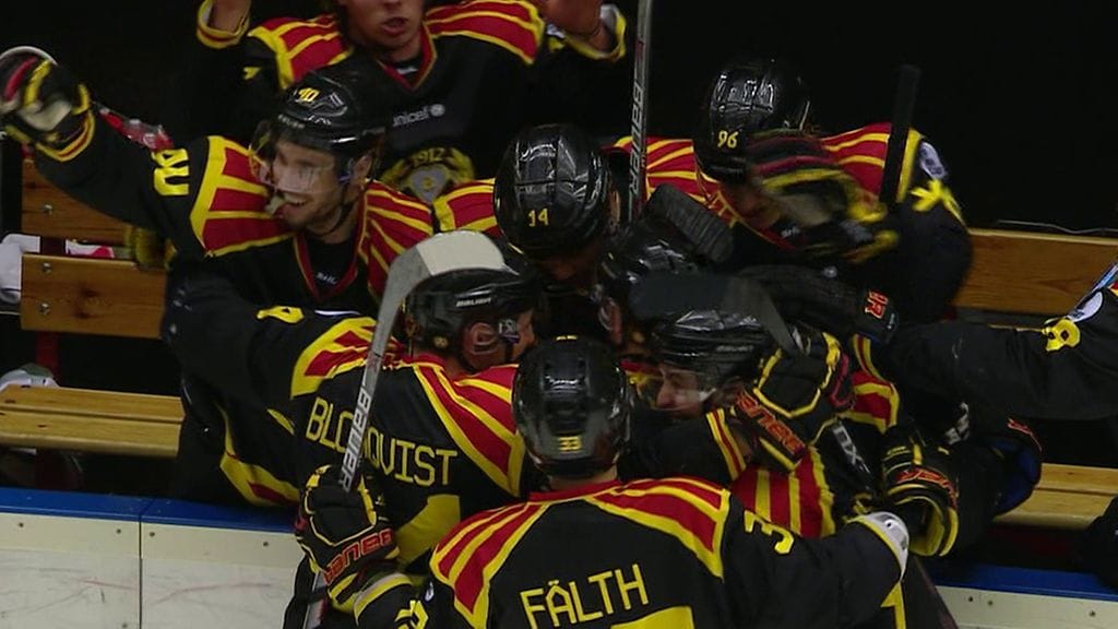 Brynäsin pelaajat juhlivat tiistain maalikarkeloissa.