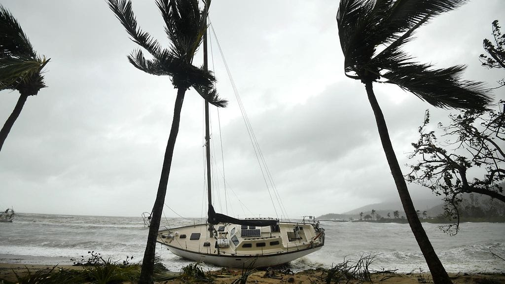 Debbie-myrsky riehui Australian Queenslandissa 29.3.2017.