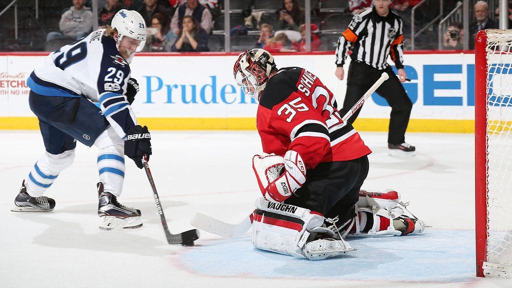 Patrik Laine ohitti Cory Schneiderin rankkarikisassa.