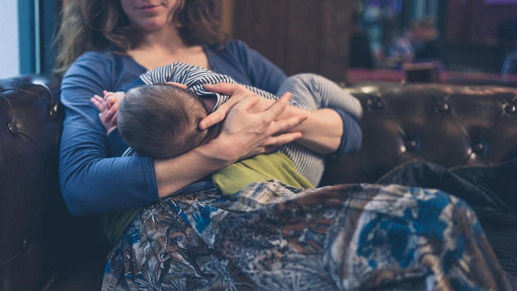 Miehen mukaan imetys on asia, joka ei kuulu pubeihin.