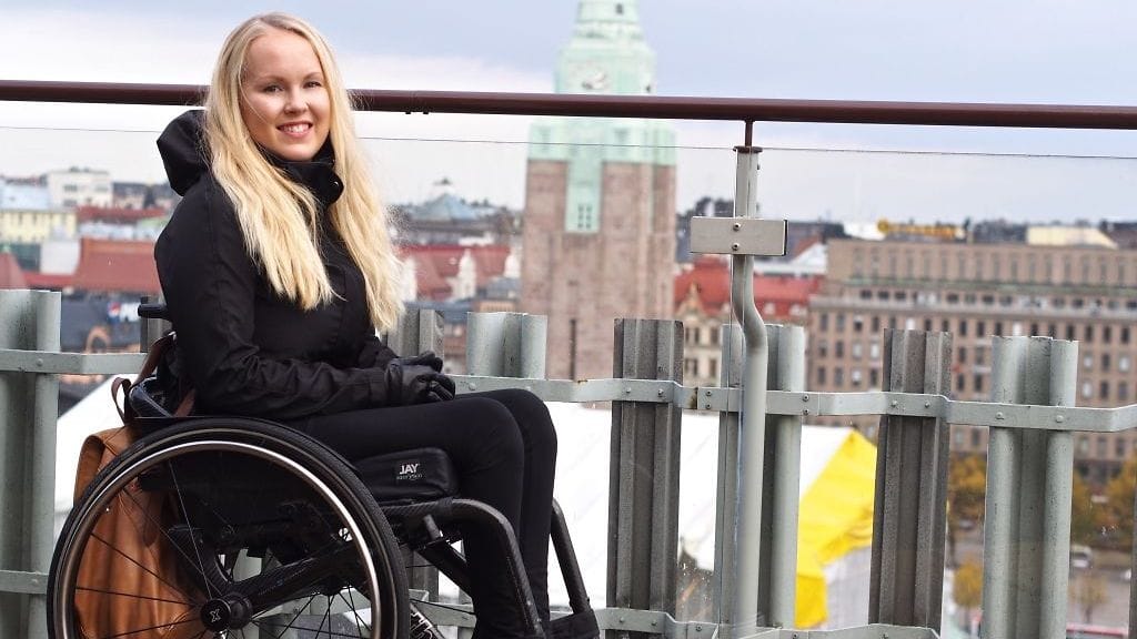 Jasmine Saloranta ei anna pyörätuolin hidastaa elämäänsä.