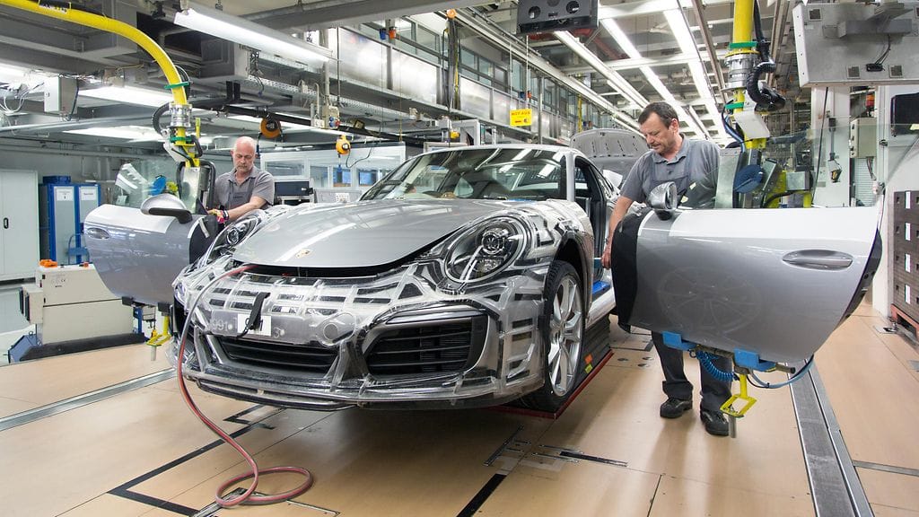 911-mallia kootaan Zuffenhausenin tehtaalla.