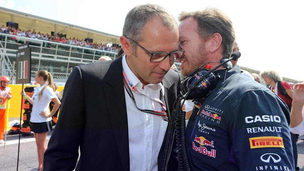 Stefano Domenicali kuuntelemassa Red Bullin Christian Hornerin tarinoita Italian GP:ssä 2014.