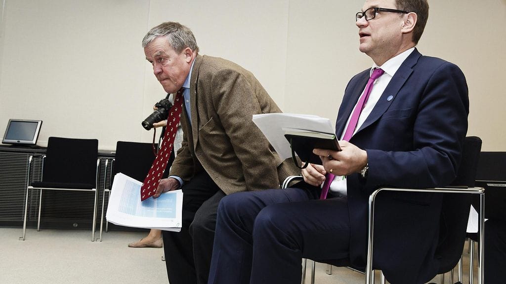 yö- ja elinkeinoministeriön entinen kansliapäällikkö Erkki Virtanen luovutti valtion rahoittamien rakennushankkeiden suunnittelun ja toteuttamisen tehokkuutta käsittelevän raporttinsa pääministeri Juha Sipilälle Helsingissä 30. maaliskuuta 2017.