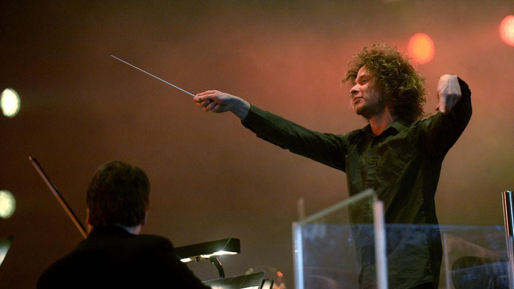 Santtu-Matias Rouvali johti Tampere Filharmoniaa yhteiskonsertissa Eppu Normaalin kanssa Espoossa 3. joulukuuta 2016.