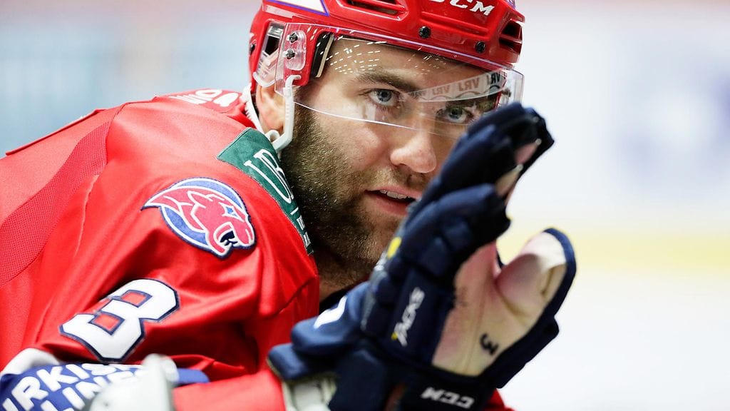 Joe Finley palaa kaukaloon.