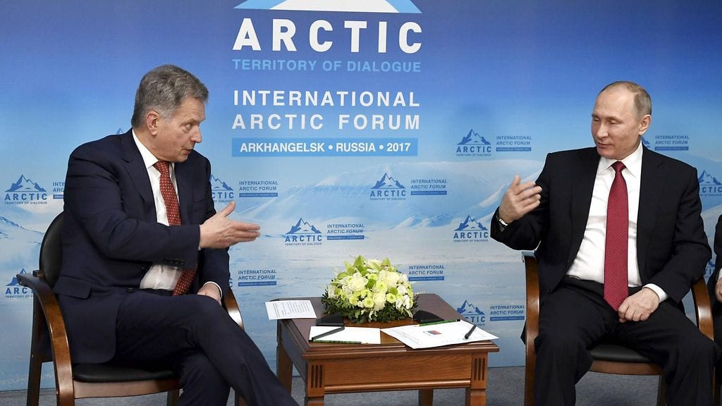 Tasavallan presidentti Sauli Niinistö (vas.) tapasi Venäjän presidentti Vladimir Putinin kansainvälisessä Arktisessa foorumissa Venäjän Arkangelissa 30. maaliskuuta 2017.