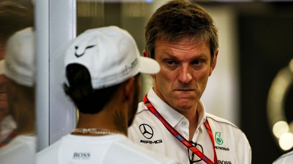 James Allison keskustelussa Lewis Hamiltonin kanssa.