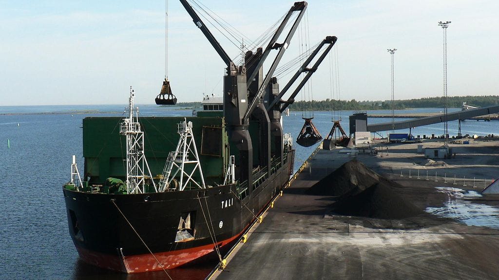 M/S Tali purkaa rautariksatetta laivasta laiturille Raahen syvälaiturilla 8. heinäkuuta 2011.